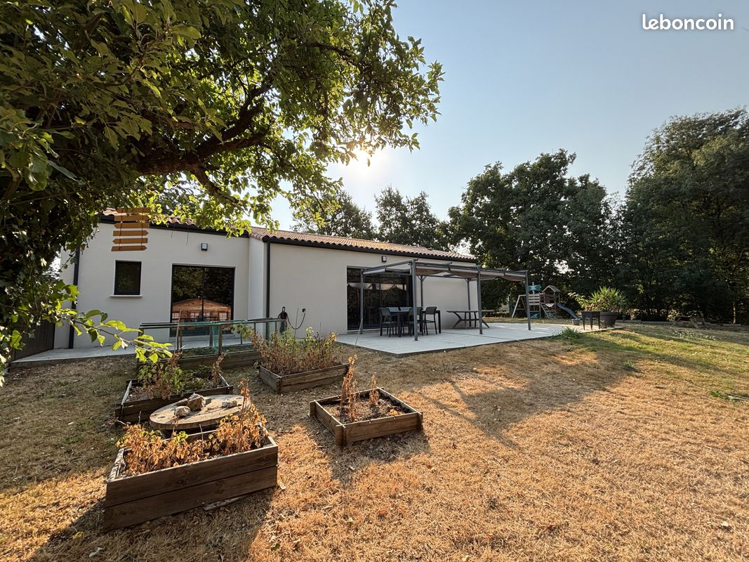 Maison 8 pièces 166 m² · à Saint-Georges-de-Pointindoux · 166 m² · 393 300 €