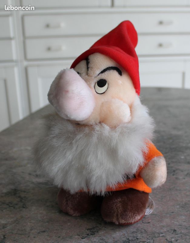 Peluches Disney 16 à 18 cm, nains et chien (image 2)