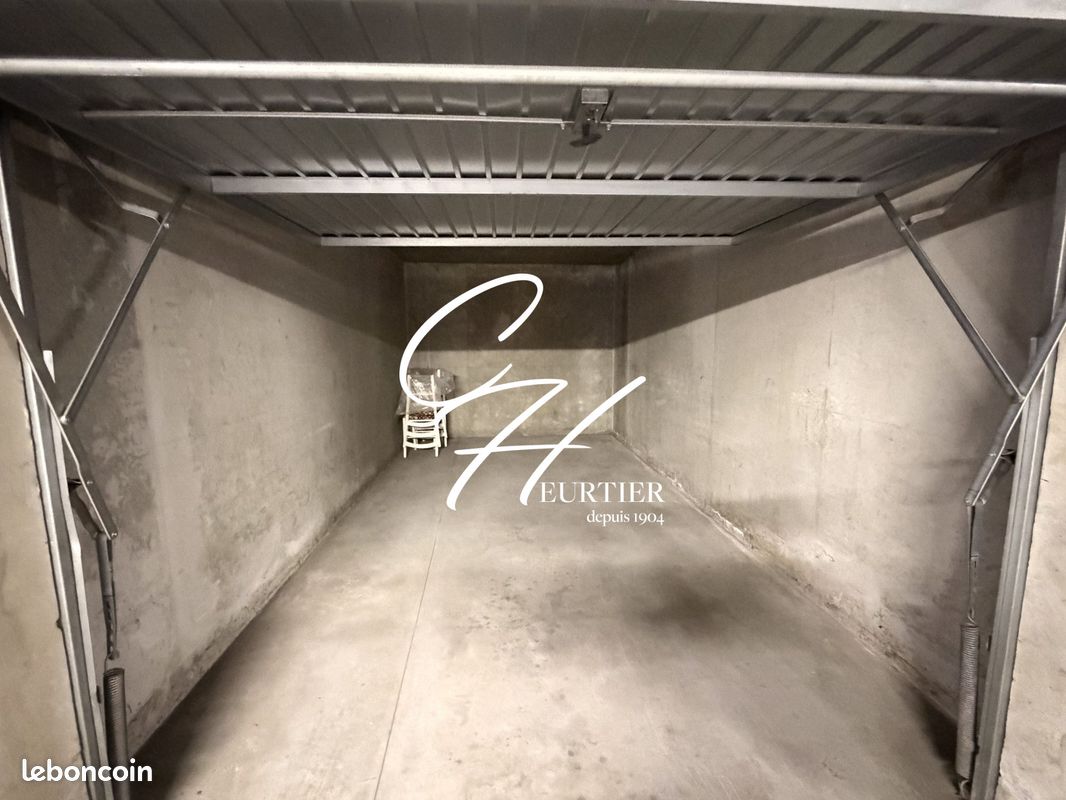 Parking 16 m² · à Grenoble · 16 m² · 90 €/mois