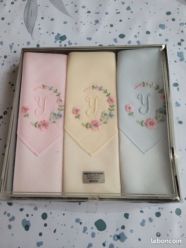 Coffret neuf 3 mouchoirs brodés Y (image 1)