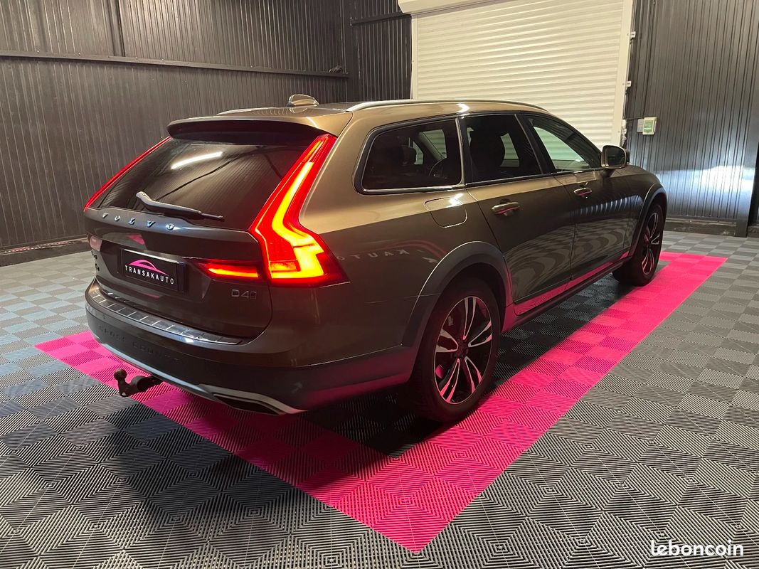 VOLVO V90 CROSS COUNTRY D4 AWD 190 ch Geartronic 8 Cross Country Luxe / Distribution à Jour / 4 pneus récents / Attelage (image 3)