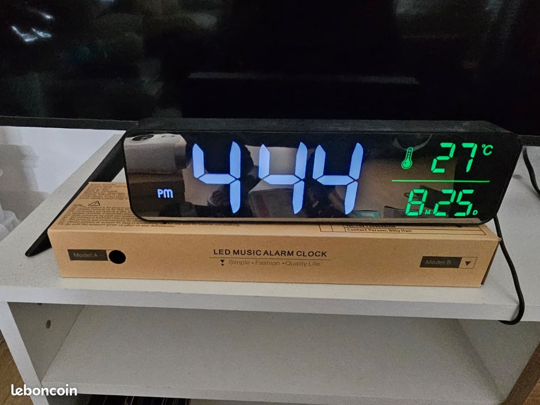 Réveil Digital LED Miroir - Grand écran Avec Température, 2 Alarmes, 40 Musiques | USB