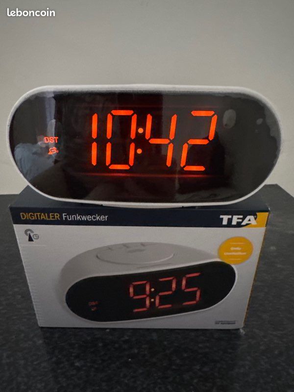 Réveil Radio-Piloté TFA Dostmann 60.2505 - Affichage LED Rouge, Fonction Snooze, Alimentation Piles Ou Secteur