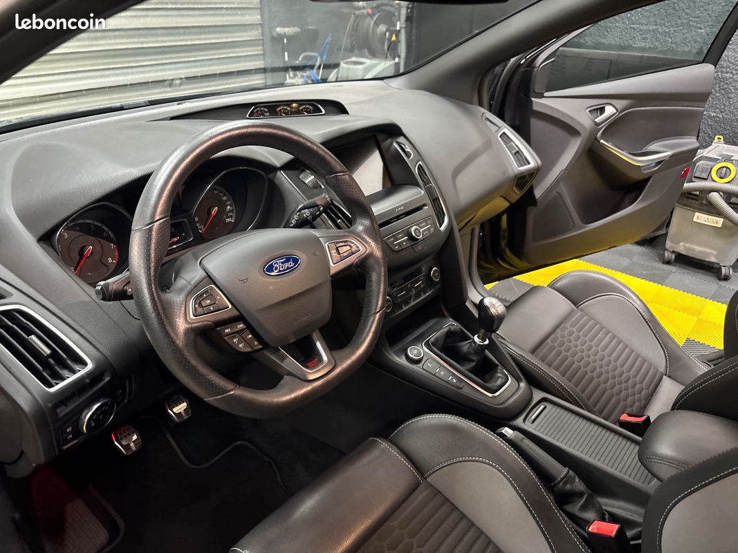 Ford Focus II 2.0 ST 250 cv Ecoboost 5 portes Recaro gps châssis sport alarme sièges chauffant pack hivers (image 5)