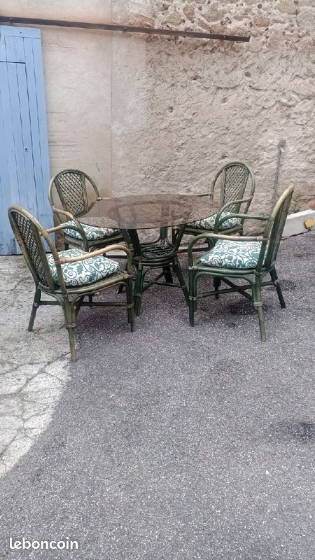 Table ronde en rotin avec 4 fauteuils (image 1)