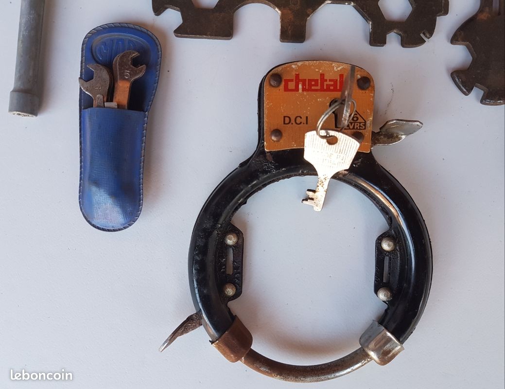 Lot D'outils Anciens Pour Vélo - Marques Velox, Anderson, Peugeot, Clément, Mabo - Vintage