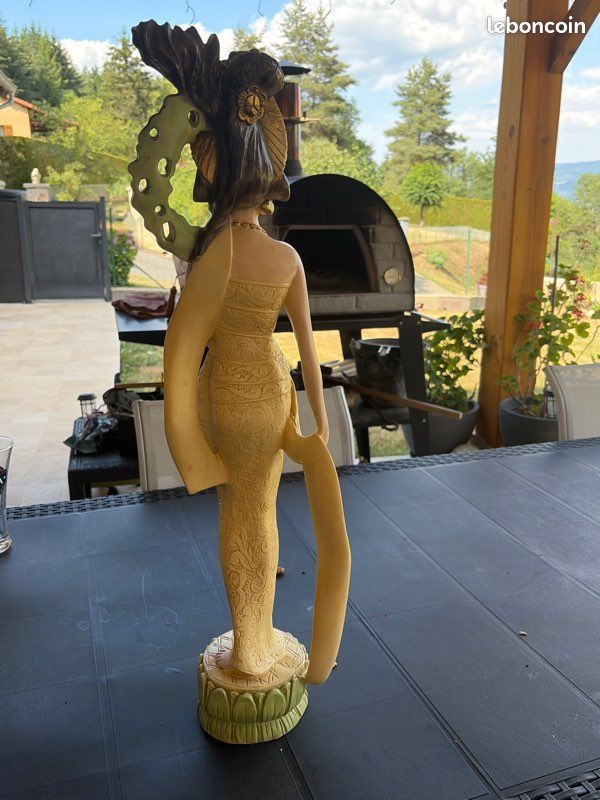 Statue femme en résine (image 2)