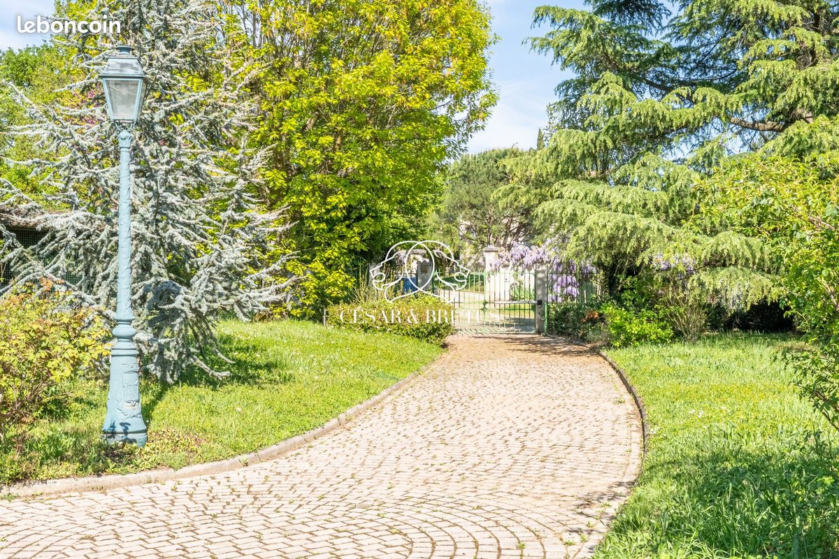 Maison 7 pièces 250 m² · à Grézieu-la-Varenne · 250 m² · 840 000 €