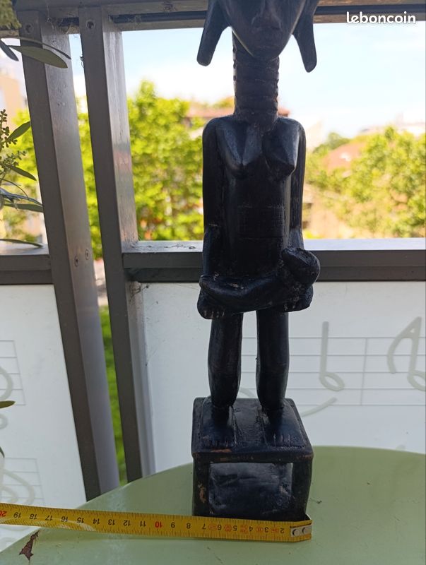 Statue africaine avec son bébé, bois brut (image 2)