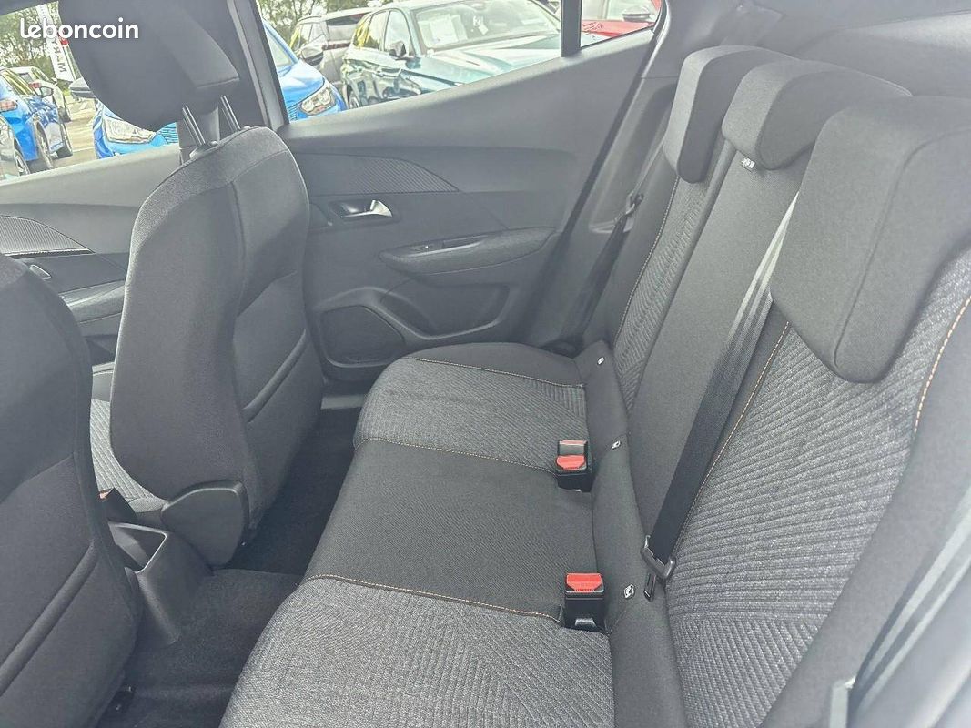 PEUGEOT 2008 Hybrid 145 e-DCS6 Style (image 9)