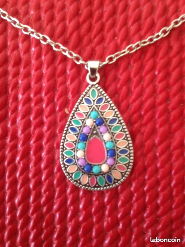 Collier avec pendentif en métal argenté et pierres rose , turquoise et bleu (image 1)