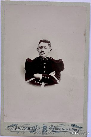 CPA CARTE POSTALE AU BORD DE LA TRANCHEE POILU CHERCHANT SES POUX
