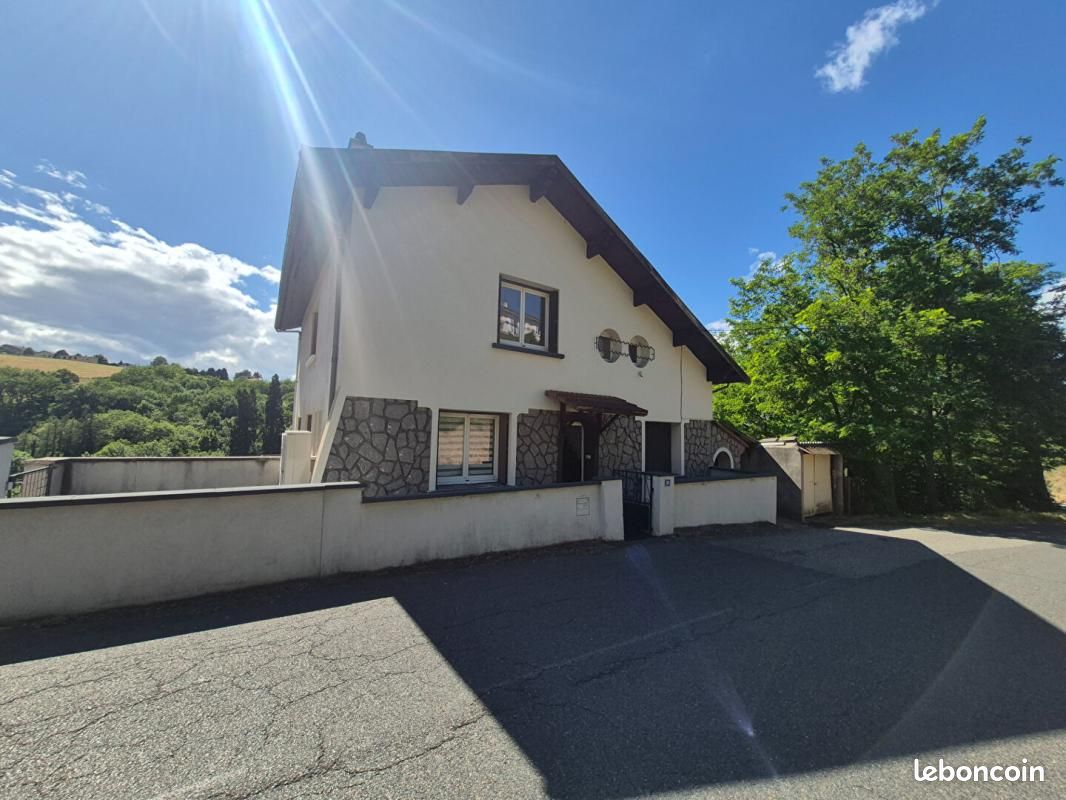 Maison 11 pièces 231 m² · à Le Chambon-Feugerolles · 231 m² · 215 000 €