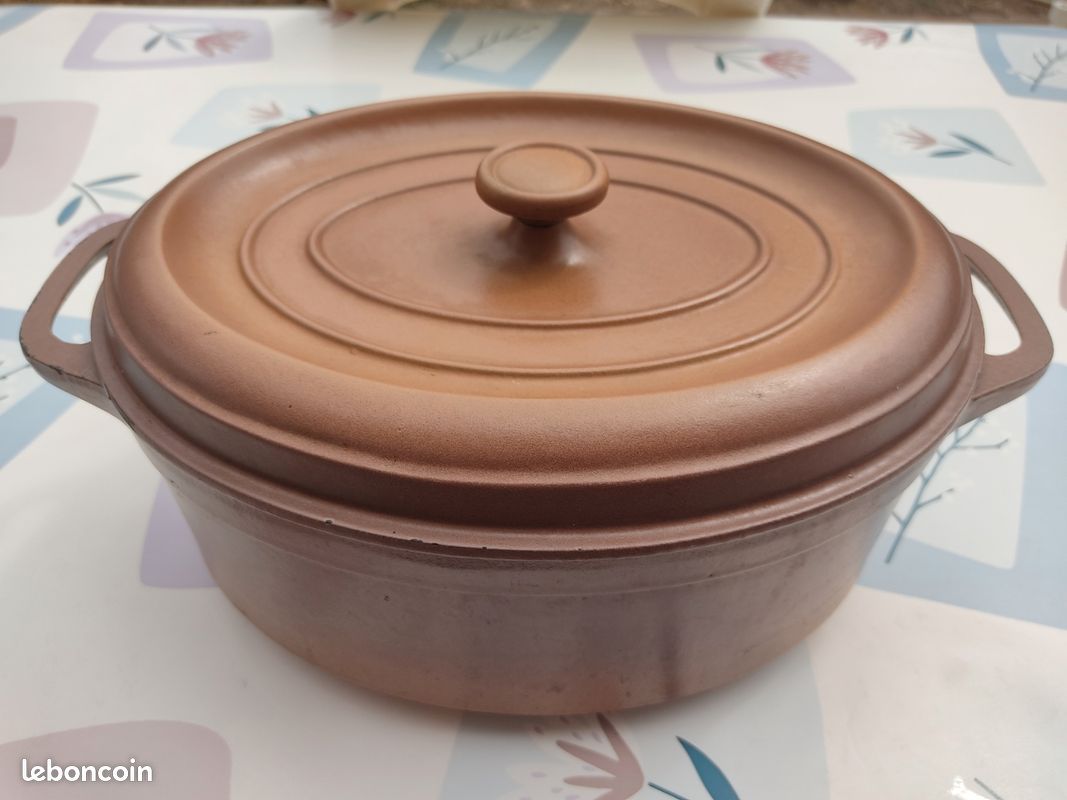 Cocotte en fonte marron (image 1)