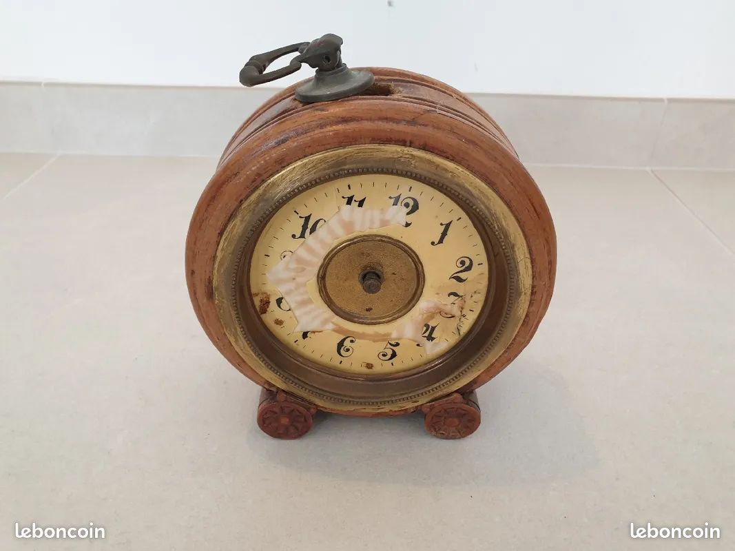 Horloge ancienne en bois (image 1)