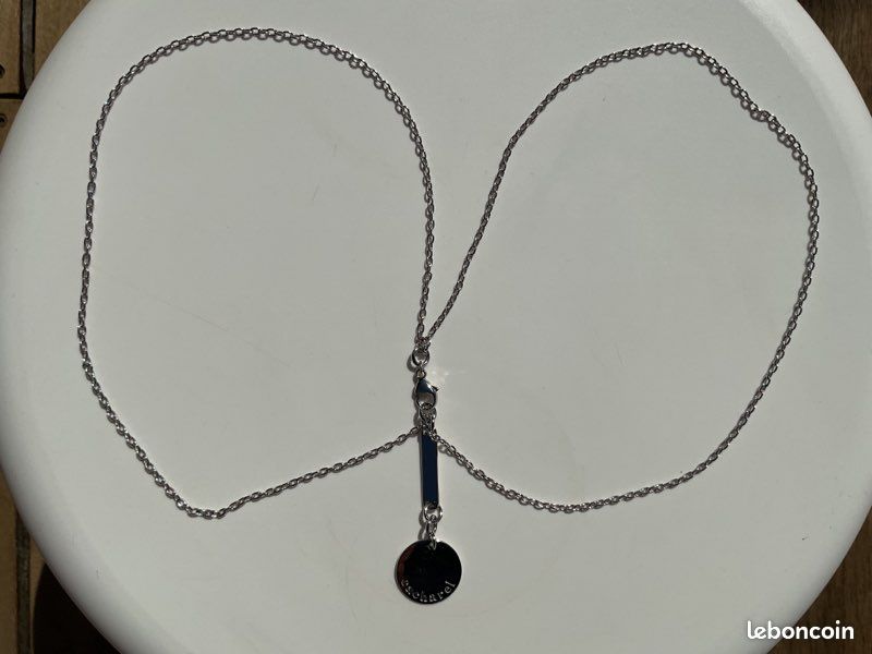 Collier avec pendentif en forme de pièce de monnaie circulaire pour