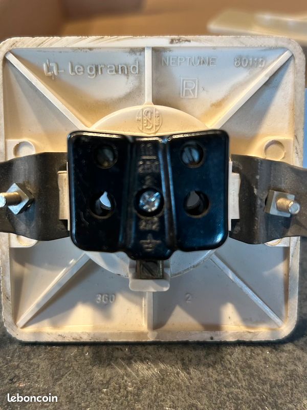 Lot D'appareillages Legrand Neptune – Interrupteurs Et Prises Pour Intérieur 220V