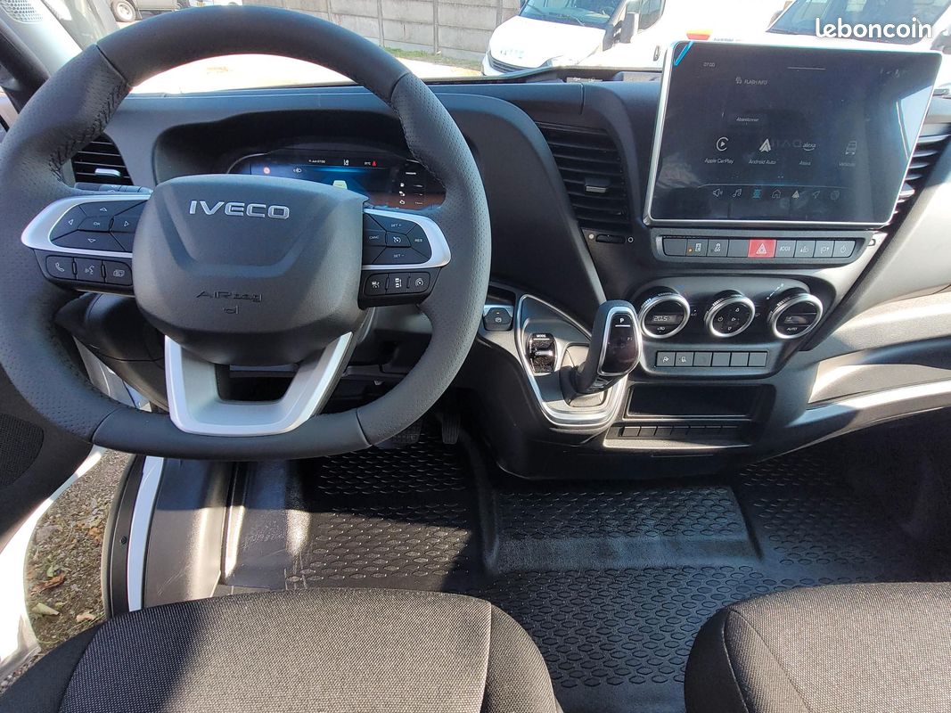 IVECO DAILY MY24 35C18 HA8 V12 FOURGON PACK COMFORT PLUS + PACK STYLE 03 PLACES comme NEUF avec ATTELAGE / MOTEUR 3 LITRES / CAMÉRA DE RECUL / SUSPENSION RENFORCÉE 07 LAMES ( Prix de Vente 48 990 HT ) (image 4)