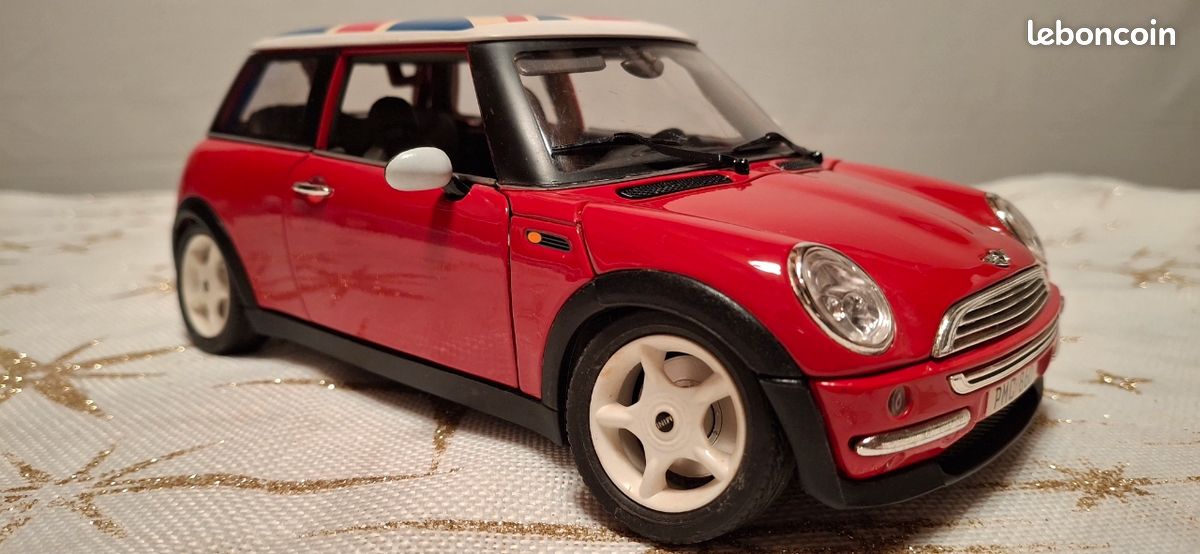 Mini Cooper S à échelle 1/43 – Modèle Métal Avec Drapeau Jaune, Portes Ouvrantes, Détail Finition