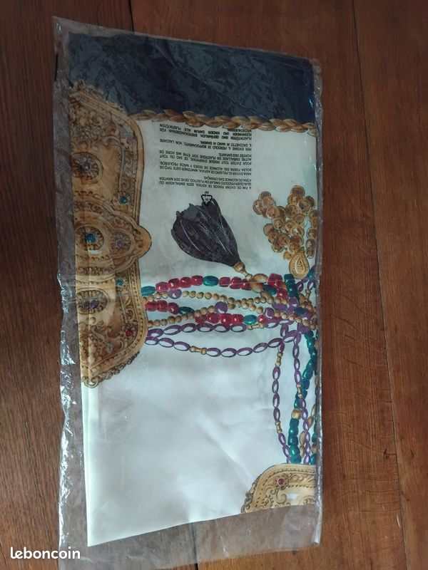 Foulard carré NEUF (image 2)