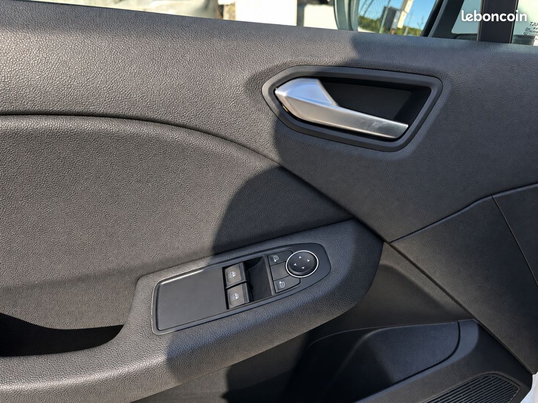 Renault clio v societe clio blue dci 85 air (image 22)