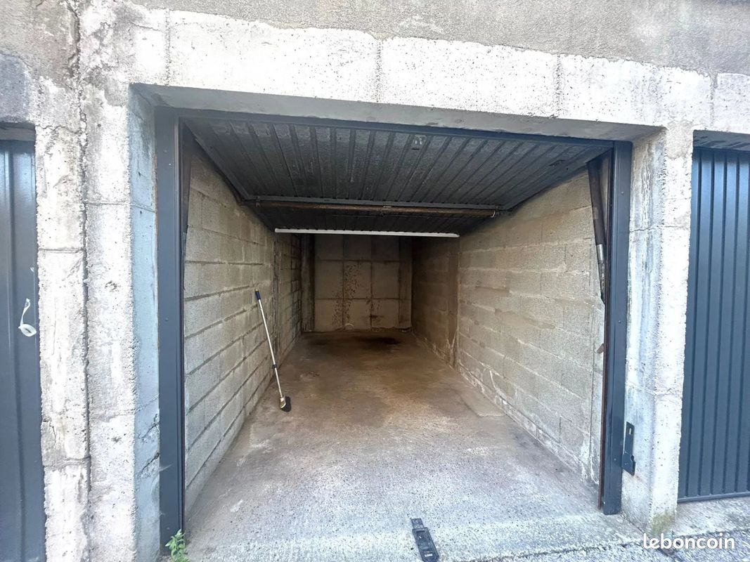 Parking/box 1 pièce Aix-en-Provence · 108 €/mois