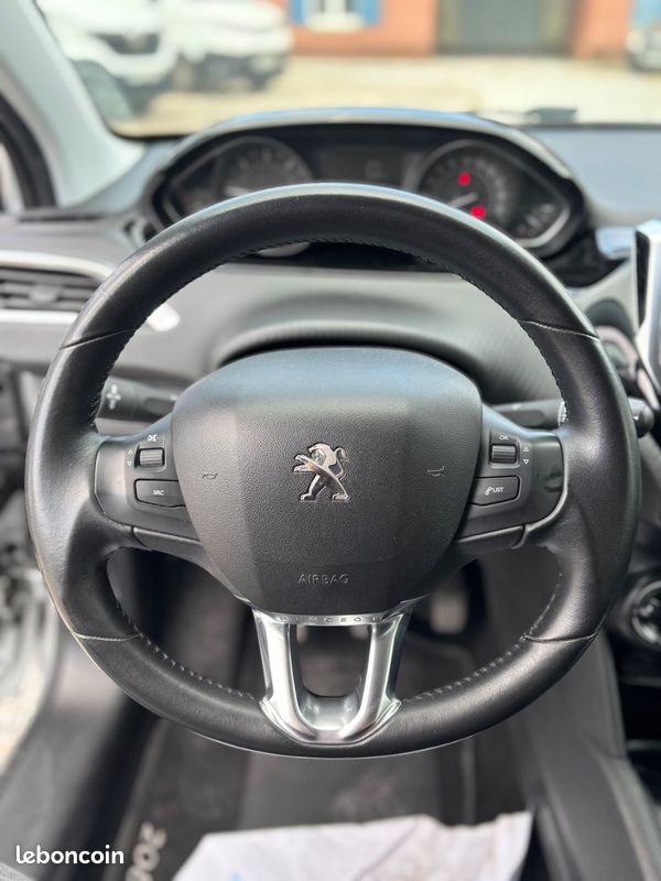 Peugeot 208 Style Edition (image 8)