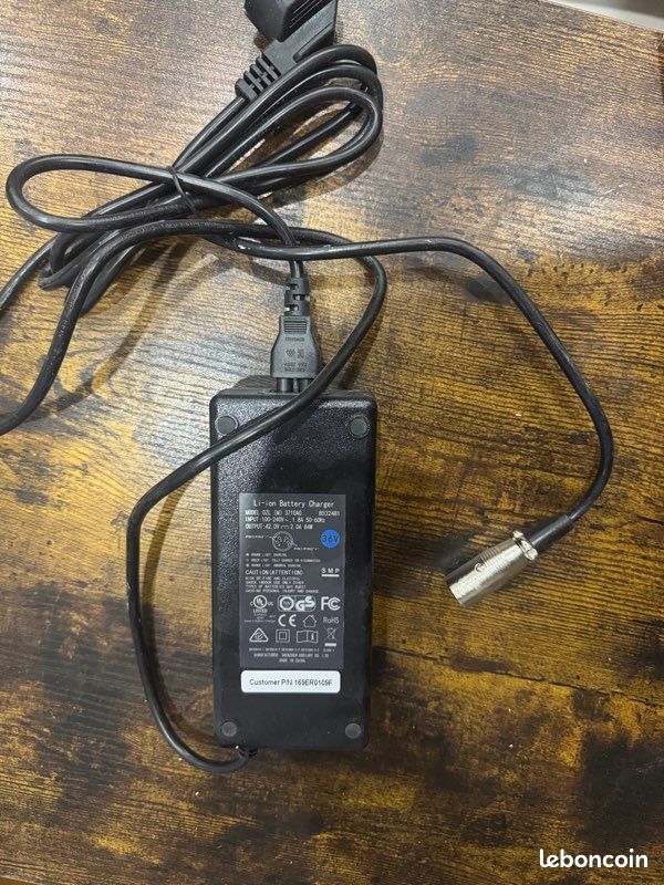Chargeur 36V 42V 2A pour batterie lithium 36V avec prise/connecteur XLR 4 broches  44