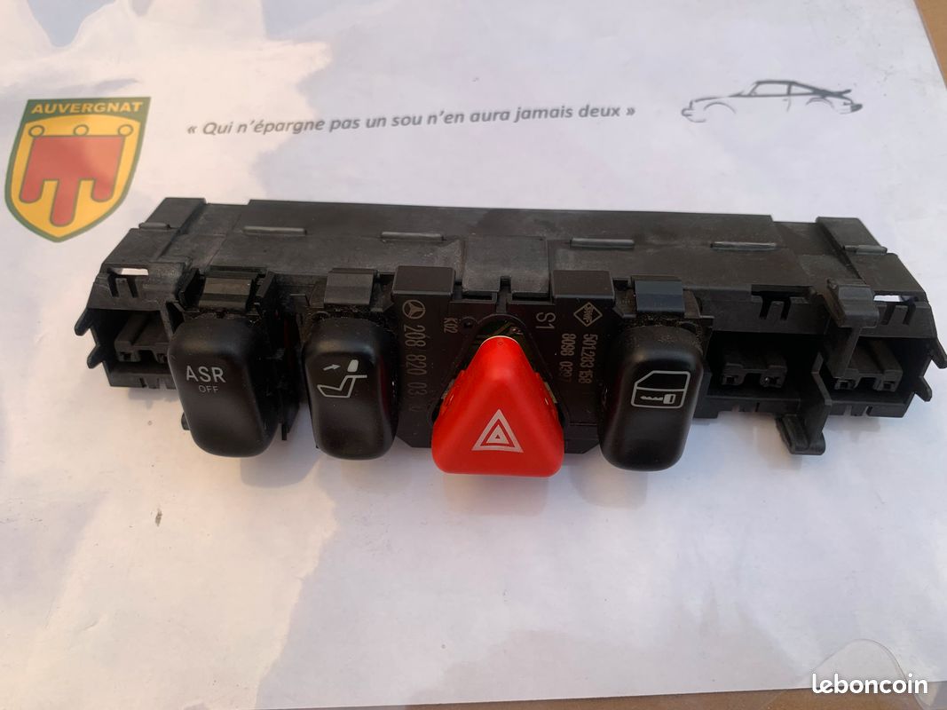Bouton De Warning Pour Mercedes-Benz CLK Classe (W209) Coupé – Réf A2096890031 – Occasion