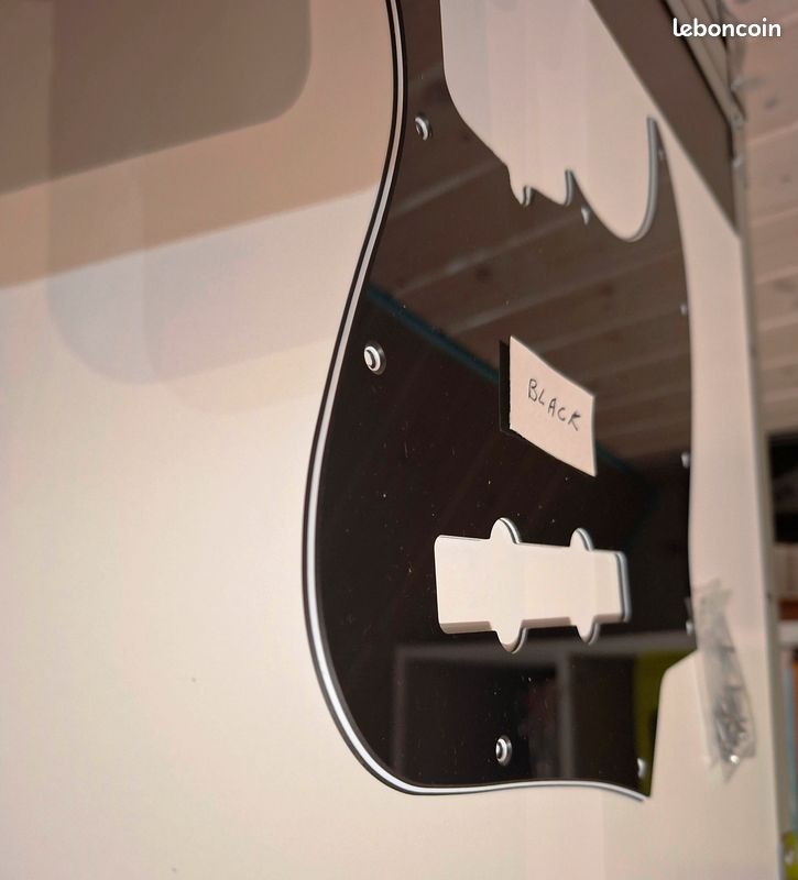PICKGUARD JAZZ BASS AMERICAN STANDARD BLACK- 3 plis- 10 Trous (image 3)