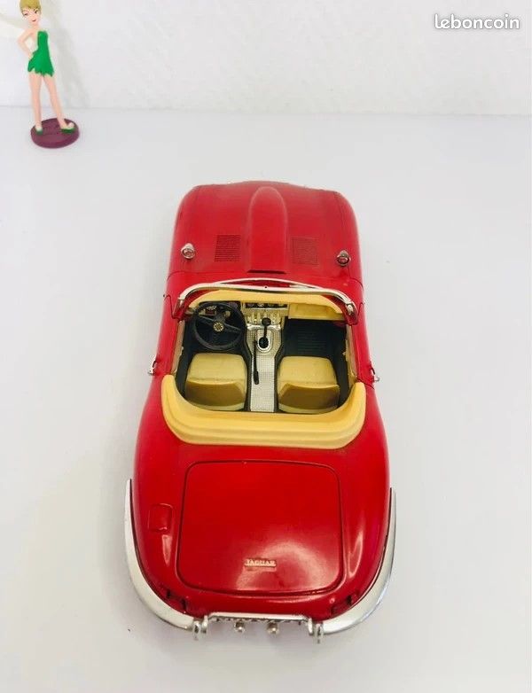 Bburago Jaguar Type E Cabriolet 1961 Rouge – 1/18 – Miniature Collection (image 2)