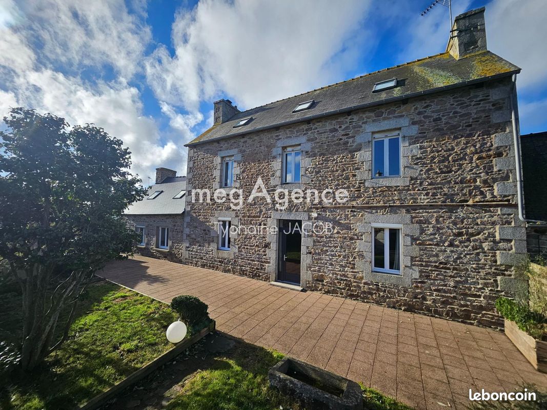 Maison 10 pièces 223 m² · à Ploëzal · 223 m² · 299 000 €