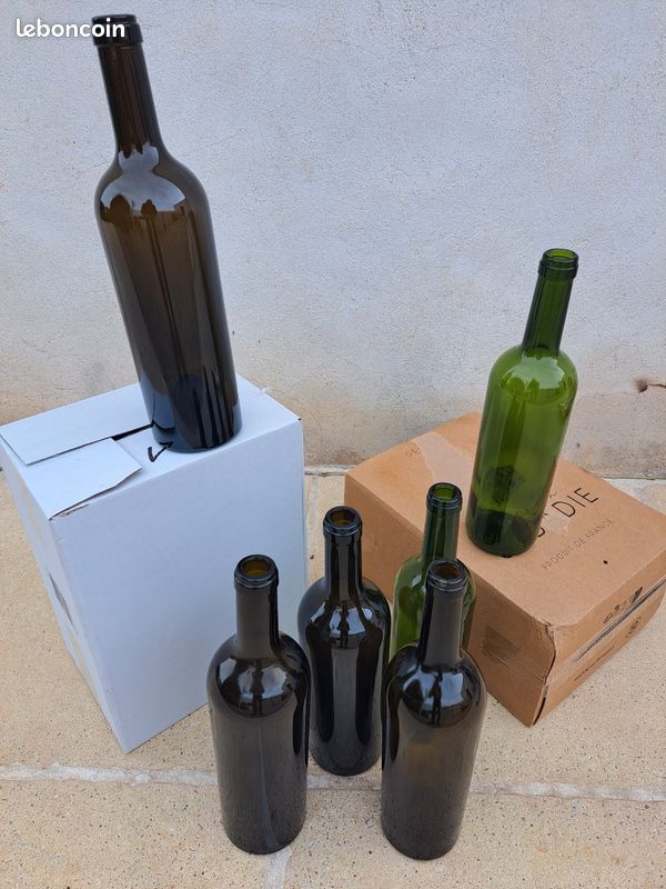 Bouteilles de bordeaux vides (image 1)