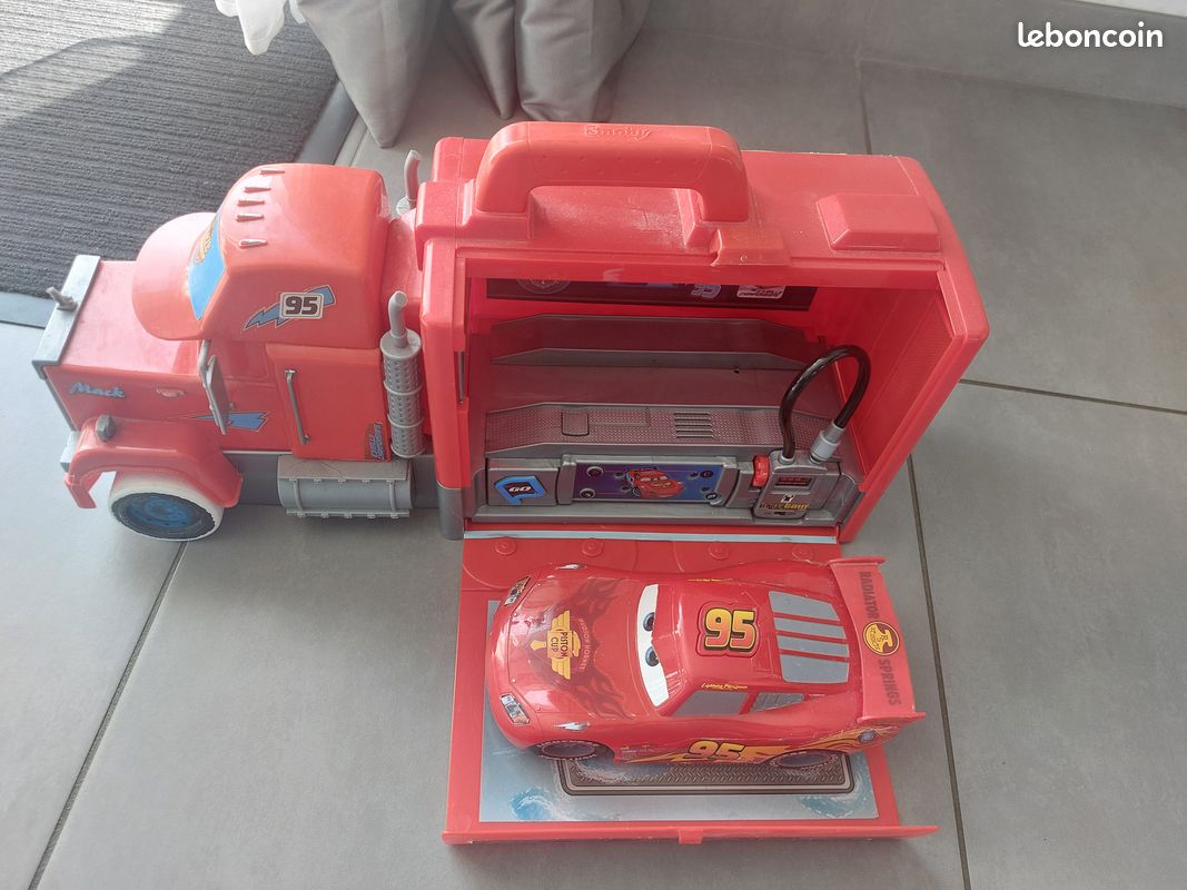 Camion car avec macks avec la voiture cars dedans (image 1)