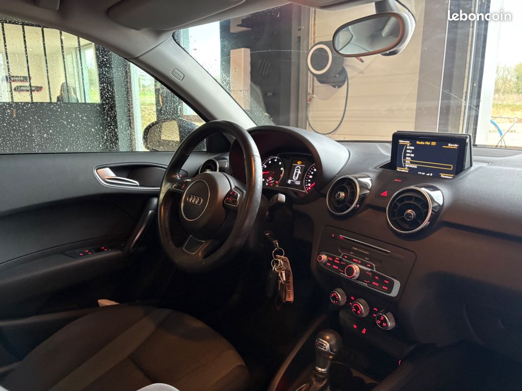 AUDI A1 SPORTBACK 1.0 TFSI ultra 95 S tronic 7 Midnight Series / JANTES 17 / PHARES AUTOMATIQUES (image 41)