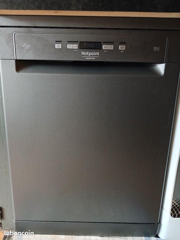Vend lave-vaisselle hotpoint quasi neuf, peut servi 360euro( cause d'éménagement) peut-être encore garanti. (Voir papier) (image 1)
