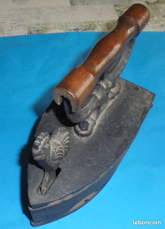 Ancien fer à braise coq et dauphins (image 2)