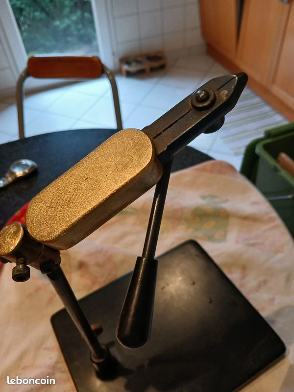 Vieil établi en bois avec étau sur anciens tréteaux, Meubles de métier, Mobilier