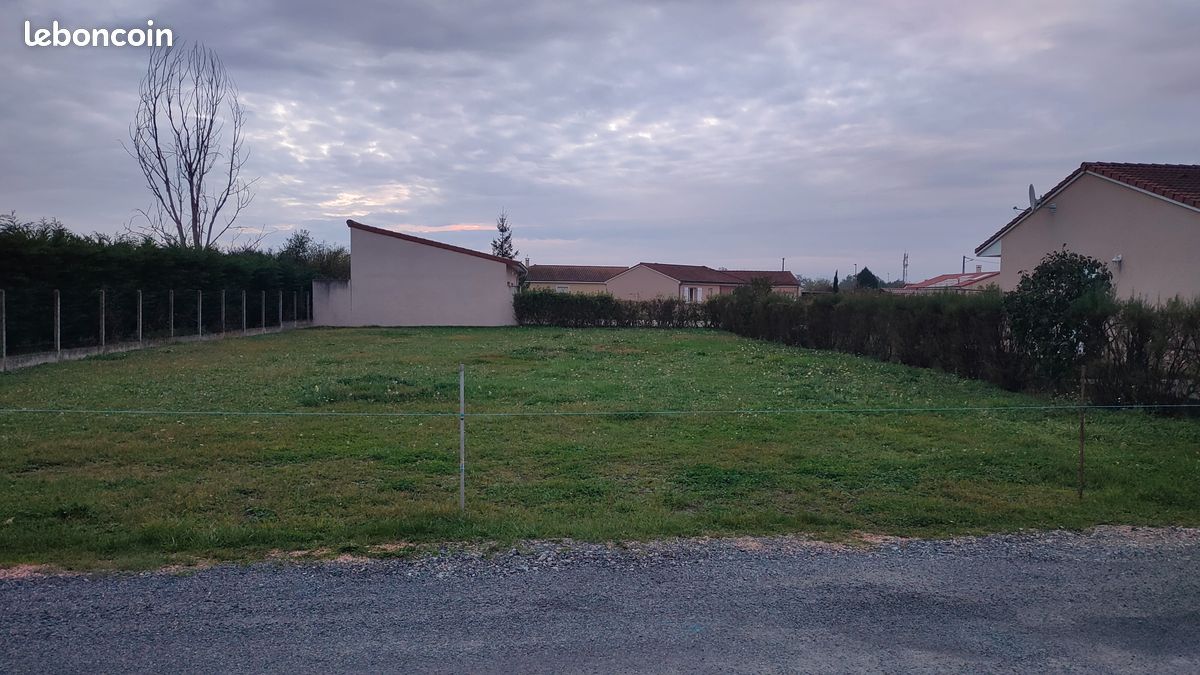 Terrain Thuret 711m² · 66 000 €