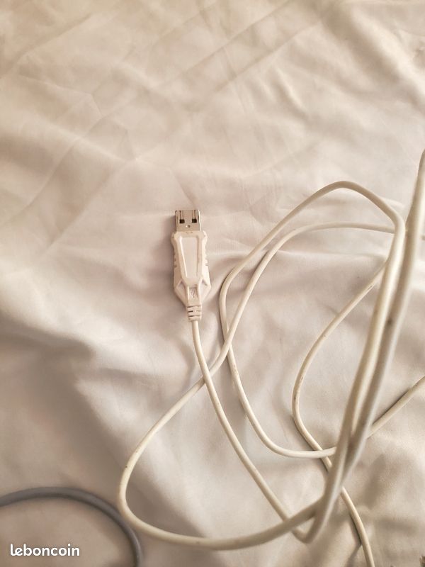 Un clavier avec souris et tapis de souris (image 6)
