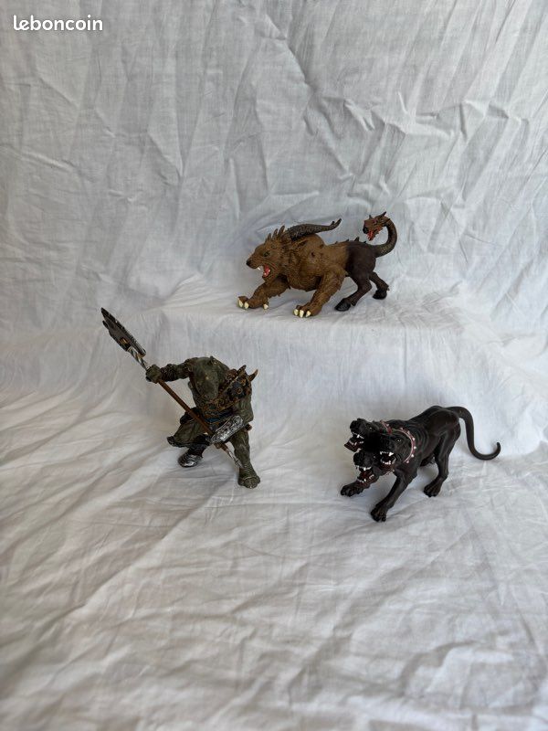 Lot de figurines Papo de chimère, rhinocéros guerrier et cerbère (image 1)