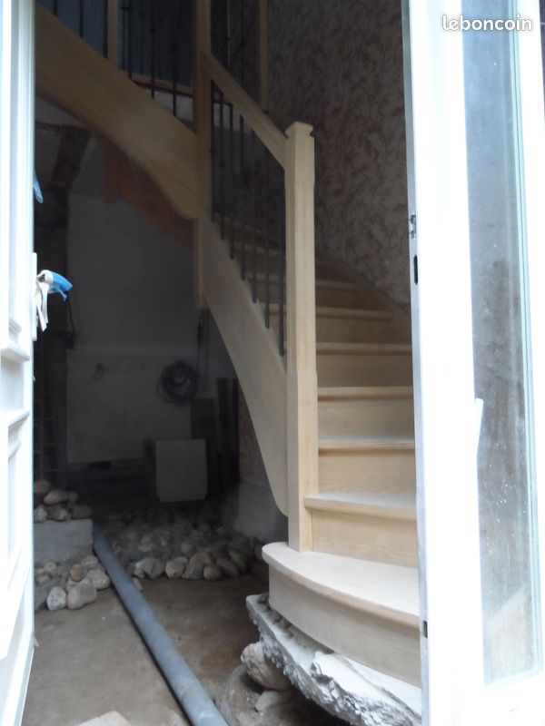 Escalier artisan bois massif hêtre 14 marches 2/4 tournant gauche dernier 1/4 tournant droite (image 1)