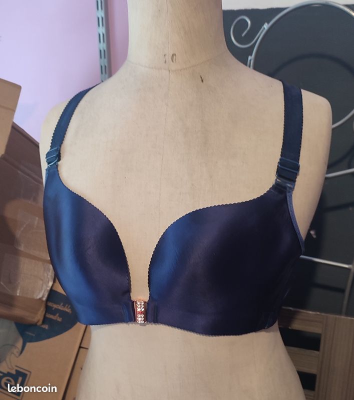 Soutien-gorge bleu dentelle dorsale en forme de papillon. Taille 100C (image 10)