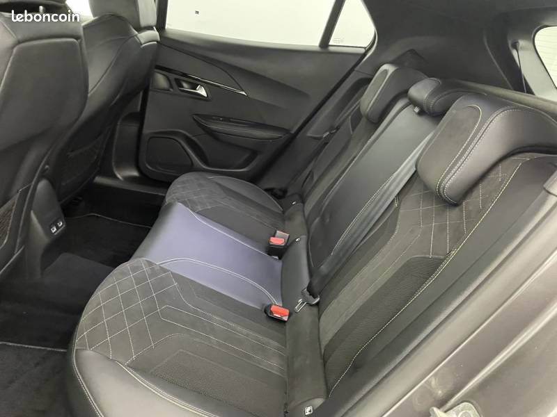 Peugeot 2008 PureTech 130 S&S EAT8 GT Pack (image 15)