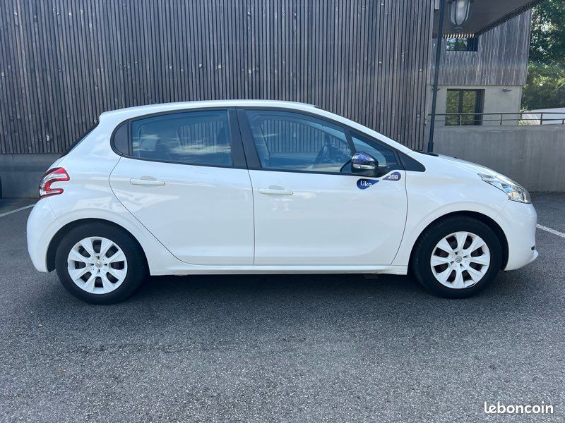 Peugeot 208 1.0 VTi 68 ch Like 1ERE MAIN COURROIE CHANGÉE CLIMATISATION GARANTIE (image 2)