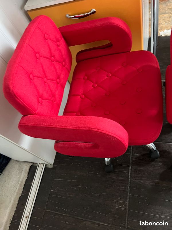 Fauteuils design x 2 rouges état neuf roulettes (image 3)