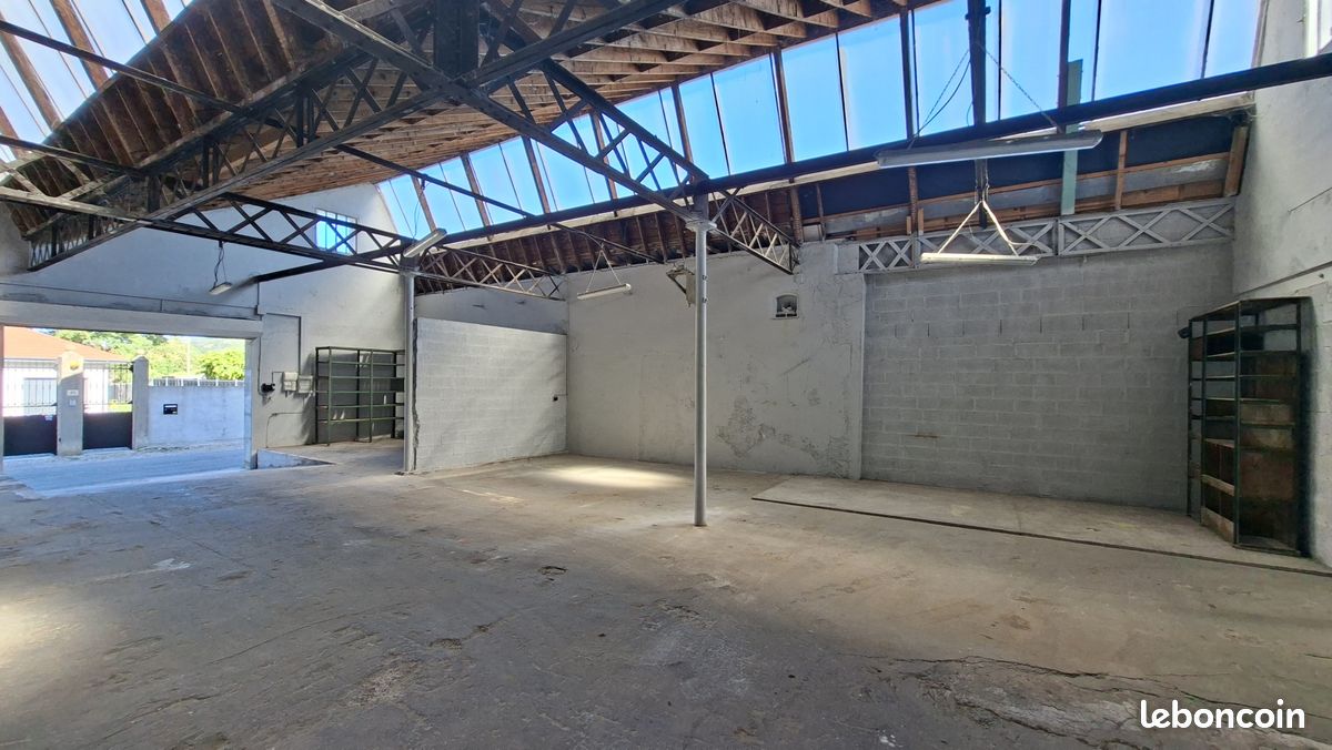 Local commercial 1 pièce 140 m² · à Bévenais · 140 m² · 126 000 €