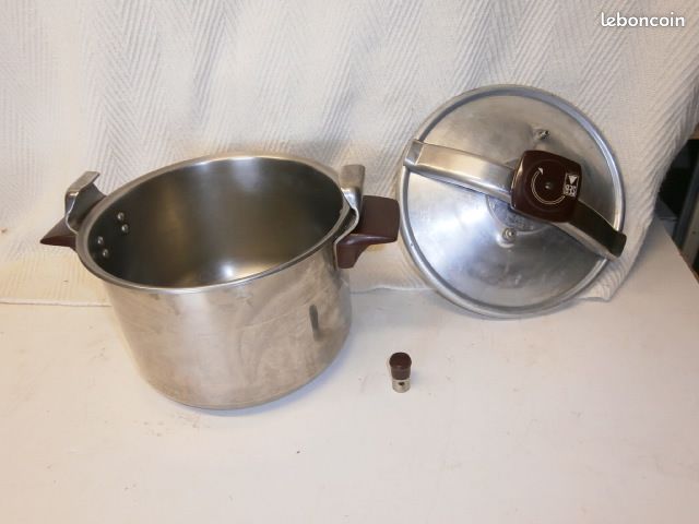 Cocotte minute SEB 26 cm de diamètre 8 litres de contenance (image 1)