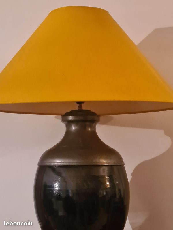 lampe urne de salon patine ocre comportant abat-jour. xx lampe urne de salon patine ocre comportant abat-jour. xx