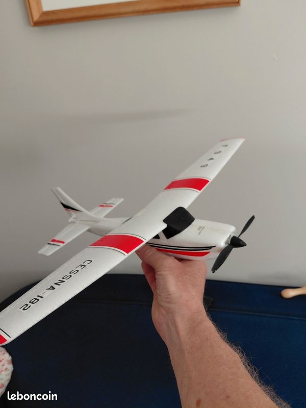 WLTOYS CESSNA-182 – Avion RC 2,4 GHz 3 Canaux – Envergure 500 Mm, Vol 25 Min, Batterie Li-Po 500 MAh – Débutants Avertis